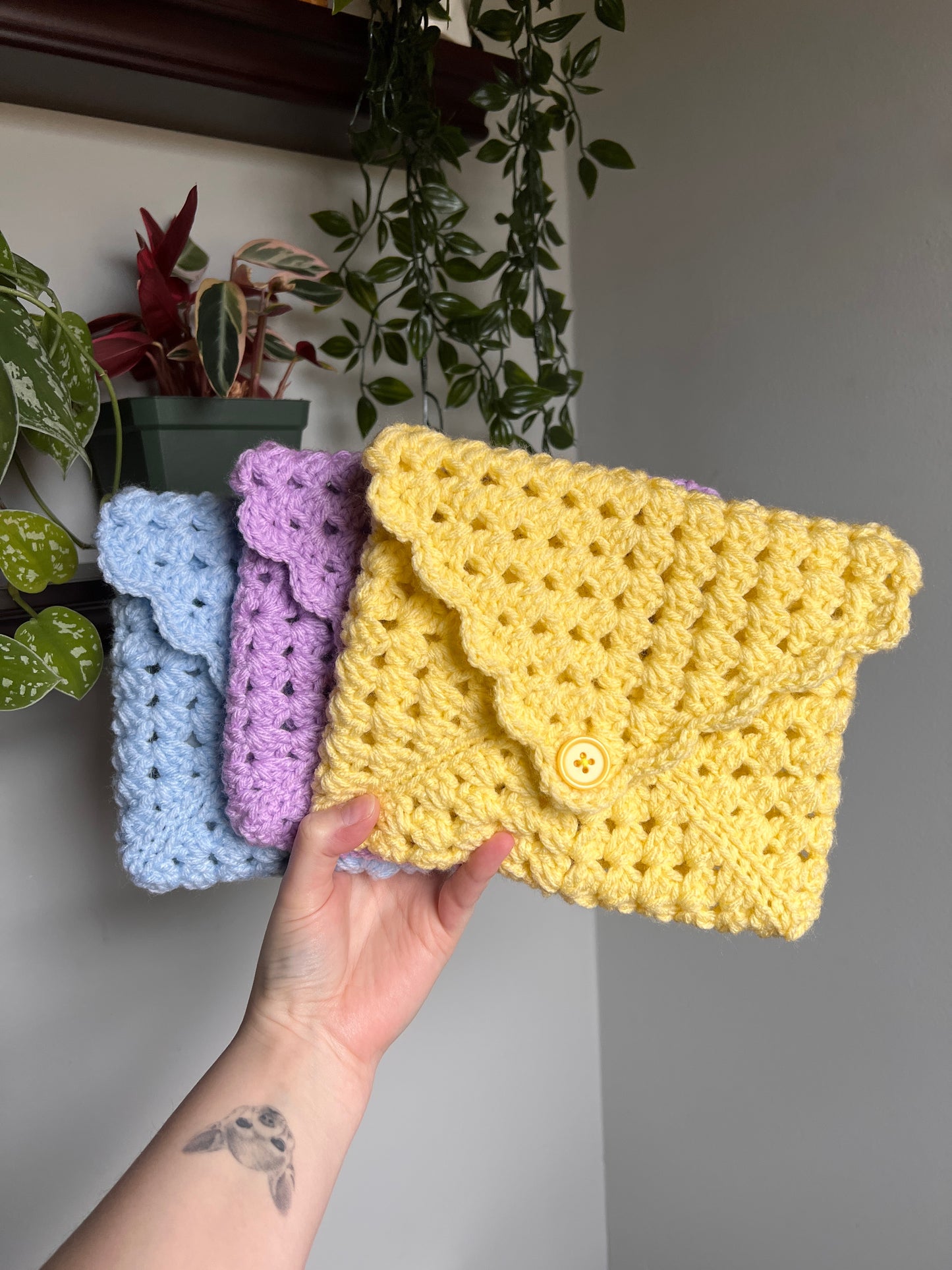 Crochet Kindle/Book Sleeve with scalloped edge