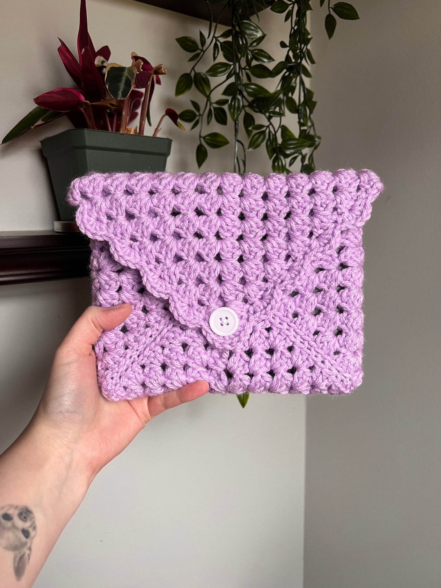 Crochet Kindle/Book Sleeve with scalloped edge