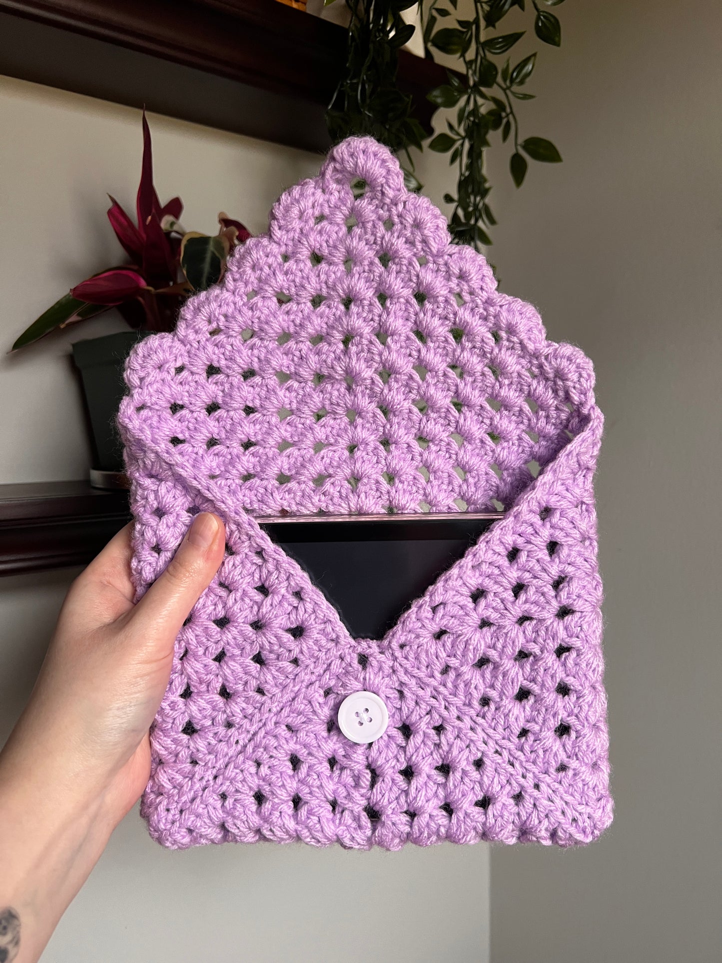 Crochet Kindle/Book Sleeve with scalloped edge