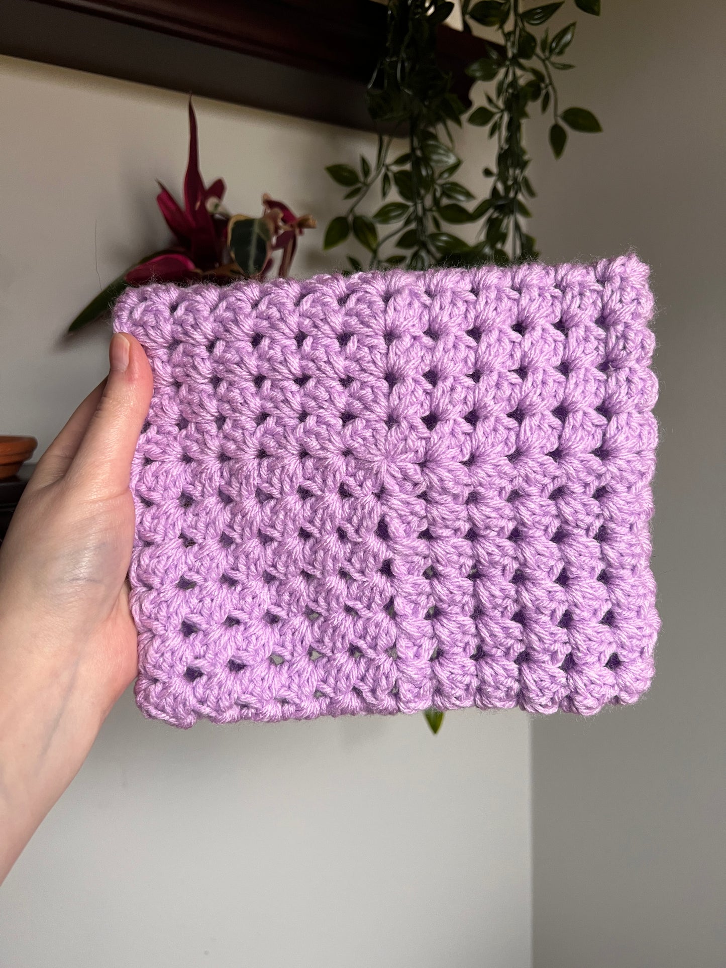 Crochet Kindle/Book Sleeve with scalloped edge