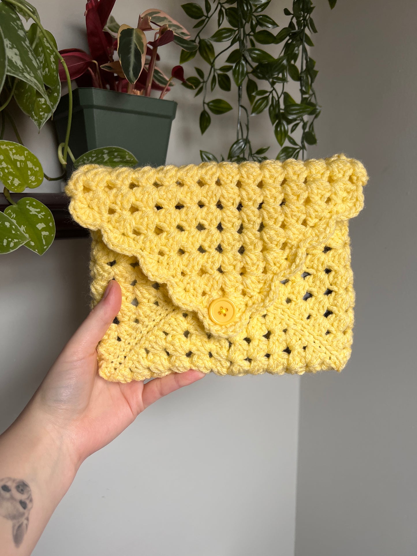 Crochet Kindle/Book Sleeve with scalloped edge