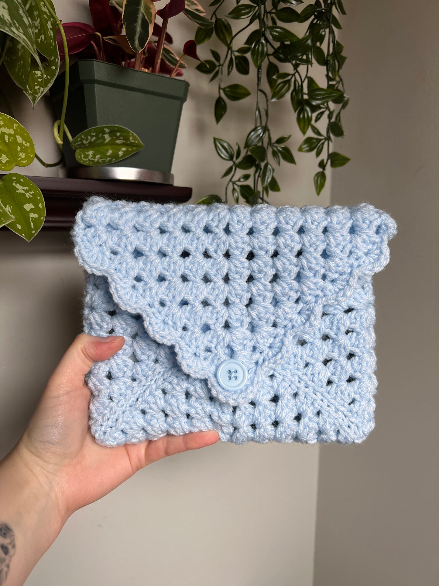 Crochet Kindle/Book Sleeve with scalloped edge